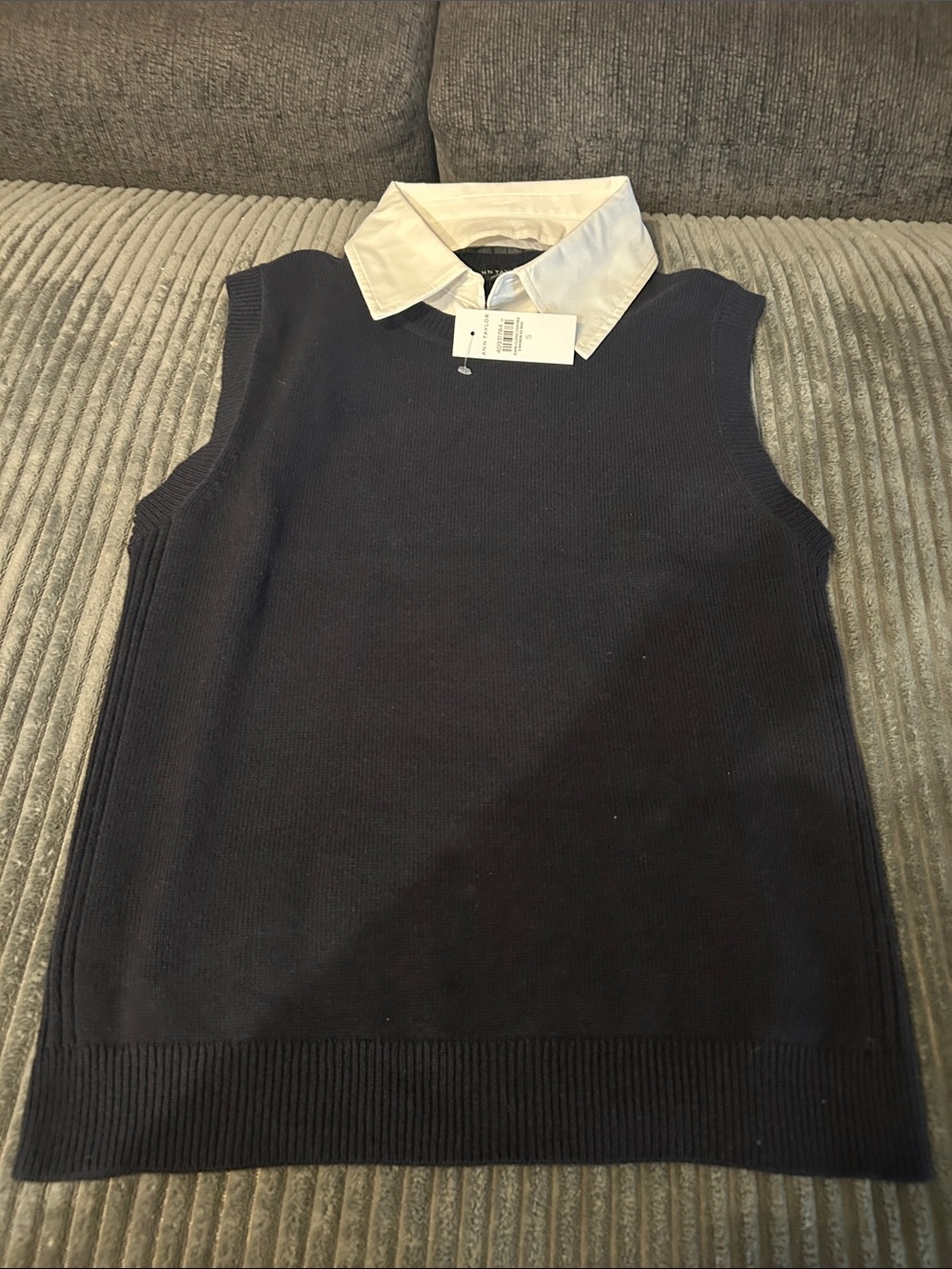 Ann Taylor women’s Black Knit V-Neck Sleeveless Sweater Vest with White Collar
